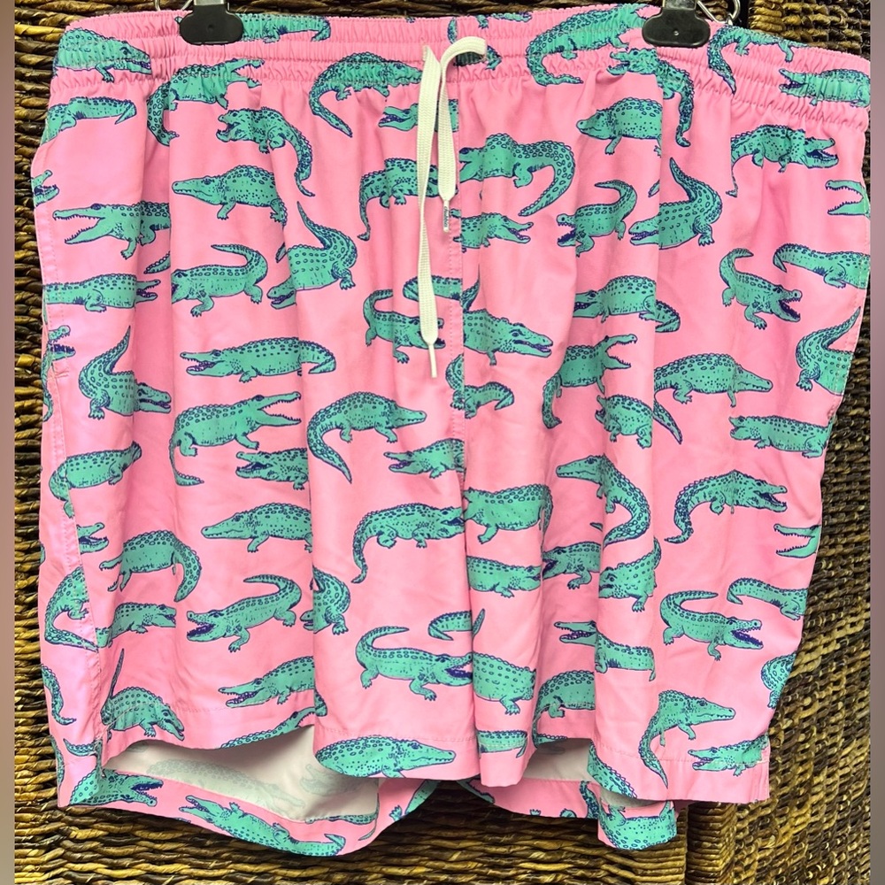 Chubbies Pink Shorts with Green Alligator‎ Print-Estimated size: 2XLarge